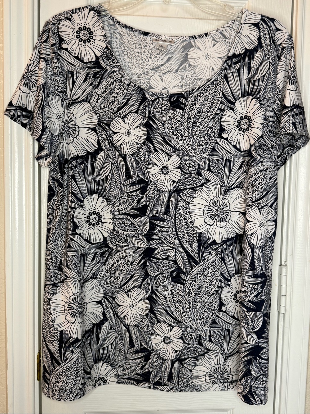 Croft & Barrow Navy and White Floral Scoop Neck Short Sleeve Top Size L A 0052